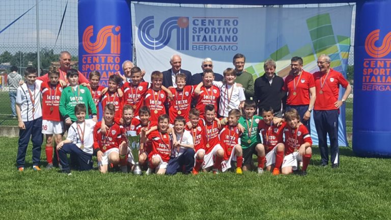 Gli esordienti 2007 alzano la Coppa Bergamo, a premiarli Percassi